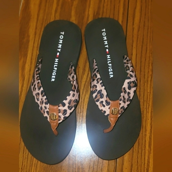 Leopard print Tommy Hilfiger flip flops. - Picture 2 of 7